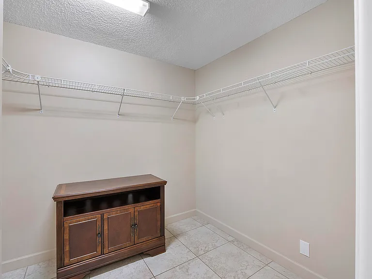3900 Oaks Clubhouse Dr #411 — Photo 9