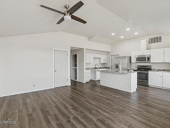 4th image of 807 S Ahtanum Ave