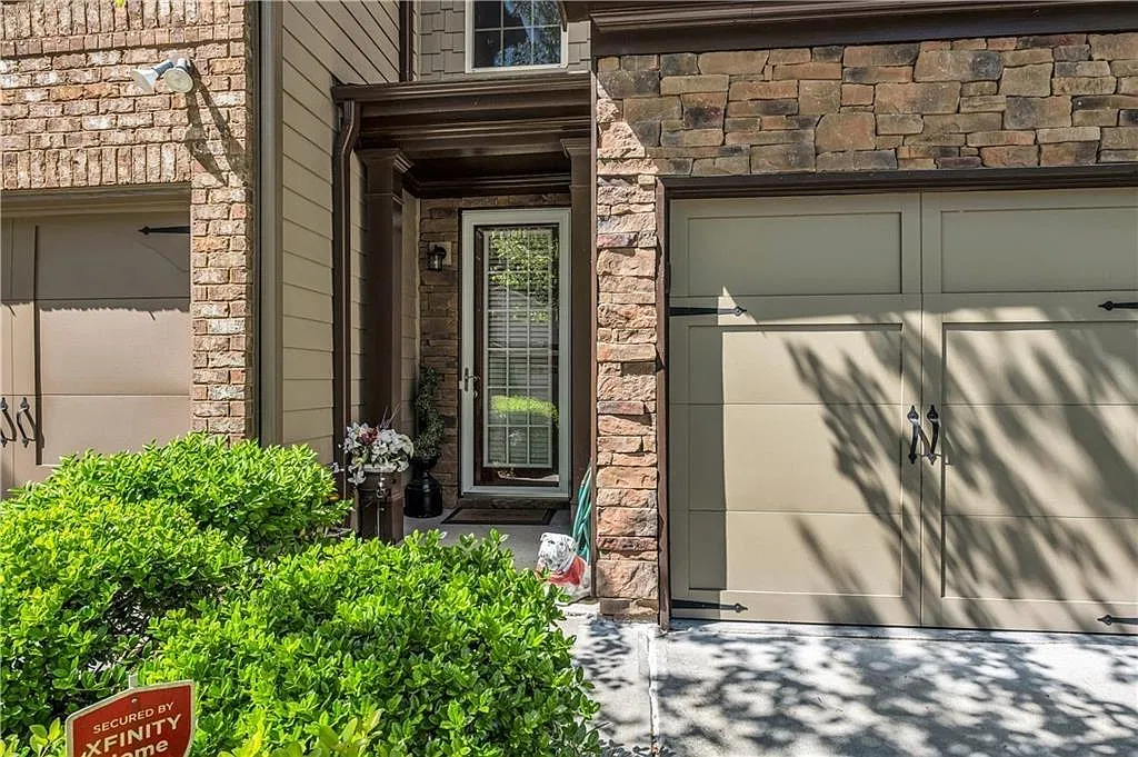 3 bed, 2.5 bath, 1987 sqft, $2,295 — Photo 2