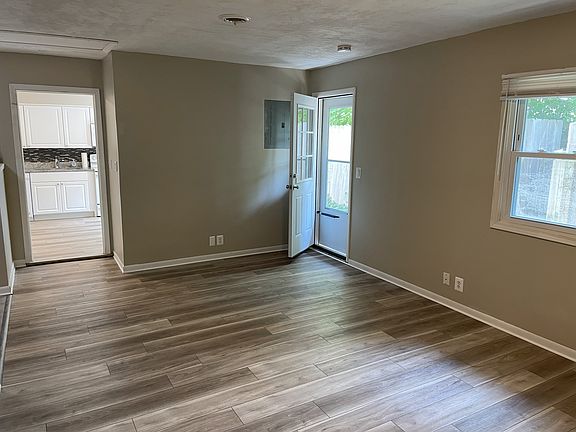 5th image of 422 Lombardy Dr