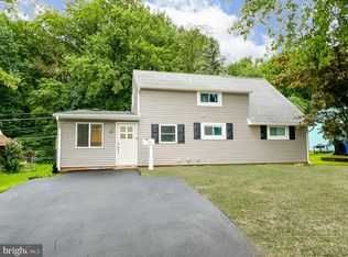 72 Roundwood Ln, Levittown, PA