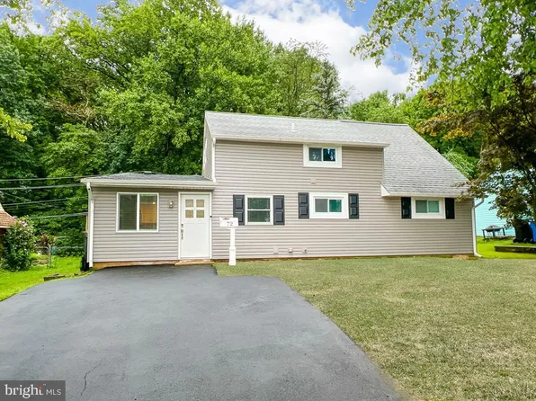 72 Roundwood Ln, Levittown, PA 19055