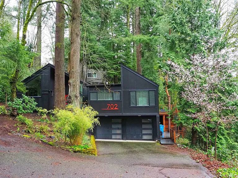 702 SW Cheltenham St — Photo 2