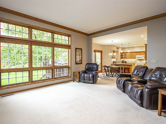 3rd image of 3925 Briarwood Dr