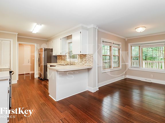 5th image of 120 Fox Chase Dr