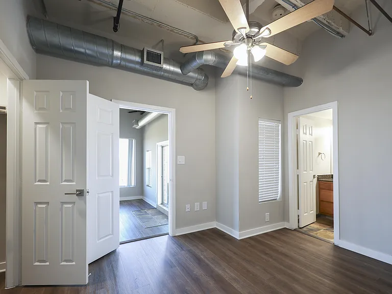 230 West Alabama Apartments — Photo 16