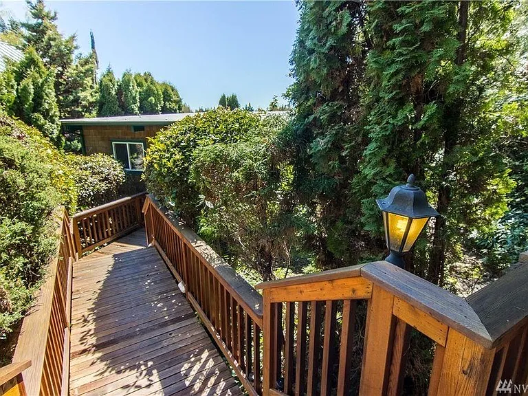 15819 Larch Way — Photo 4