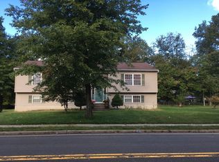 75 New Clarkstown Rd, Nanuet, NY 10954