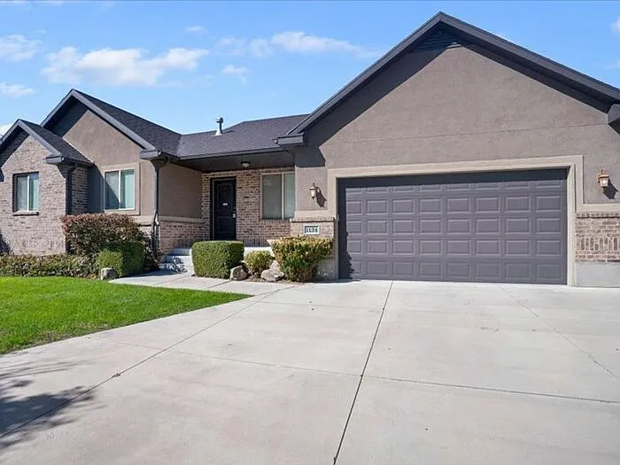 3 bed, 2.0 bath, 2997 sqft, $2,495 — Photo 2