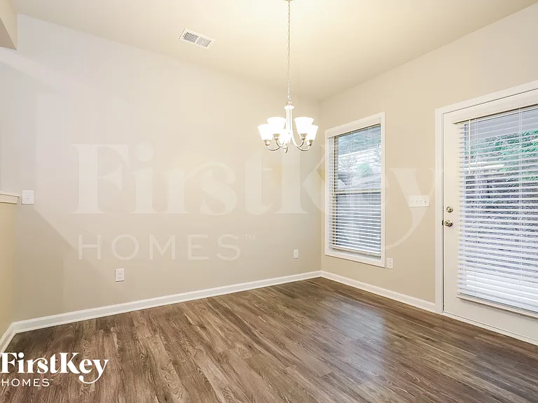 3628 Moon Crest Dr — Photo 4