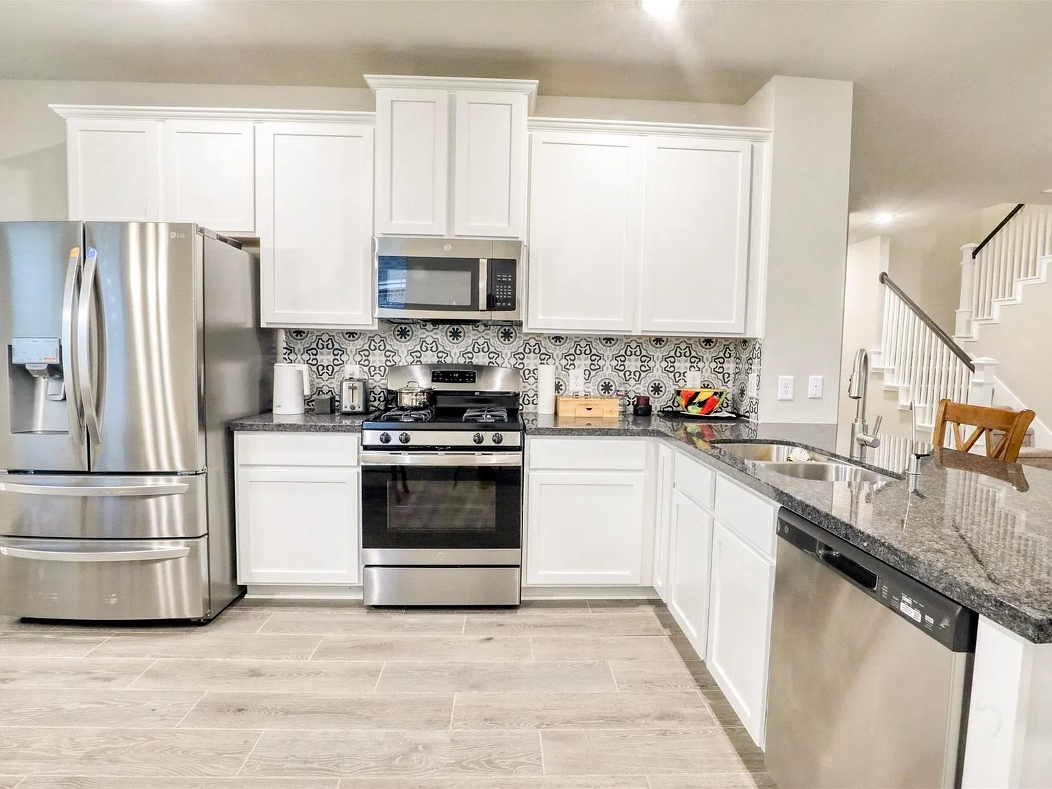 4 bed, 3.5 bath, 2544 sqft, $2,400 — Photo 4
