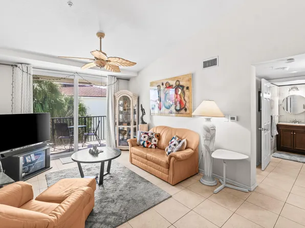 320 Villa Circle, Boynton Beach, FL 33435