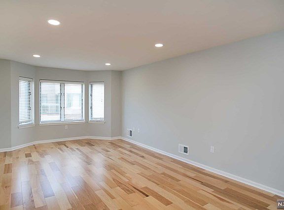 4th image of 403 Ellery Ct