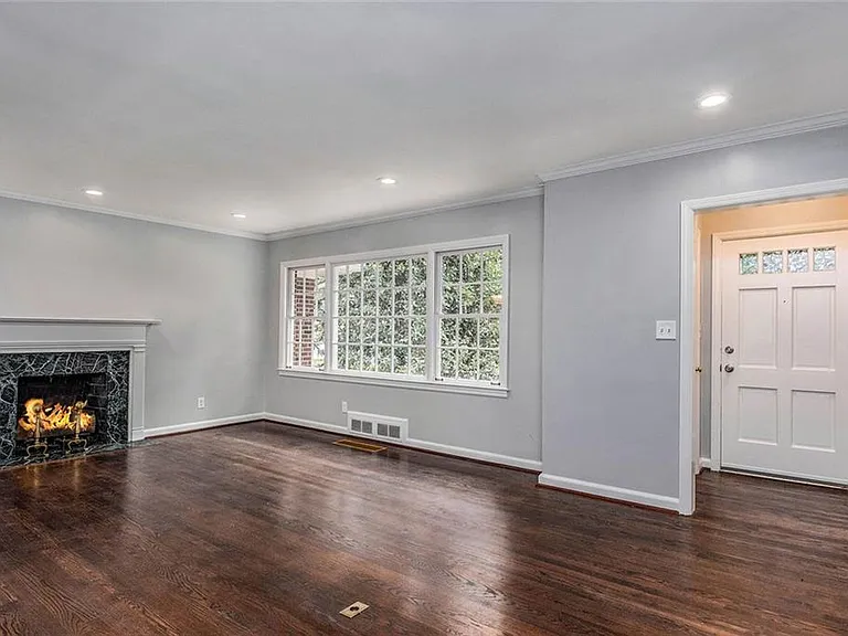 388 Lakemoore Dr NE — Photo 5