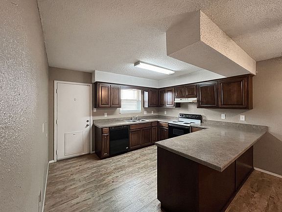 5th image of 718-720 N Quiroz Dr
