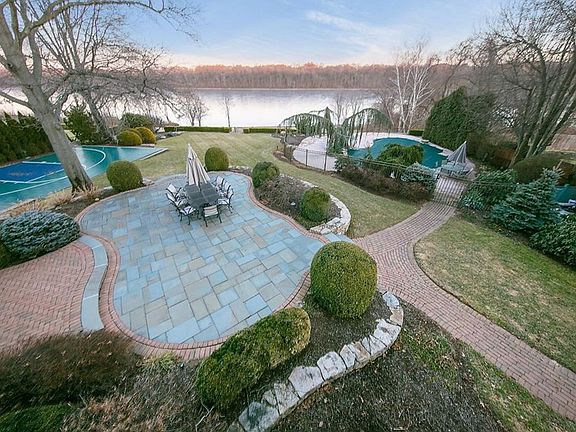 3rd image of 18 Fieldstone Ct
