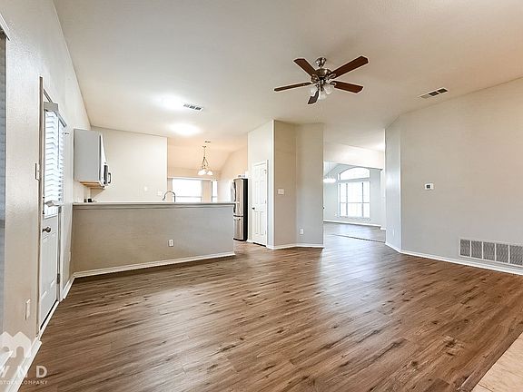 4th image of 2526 Sunset Dr