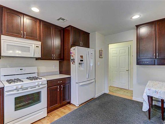 3rd image of 2429 Lancaster St