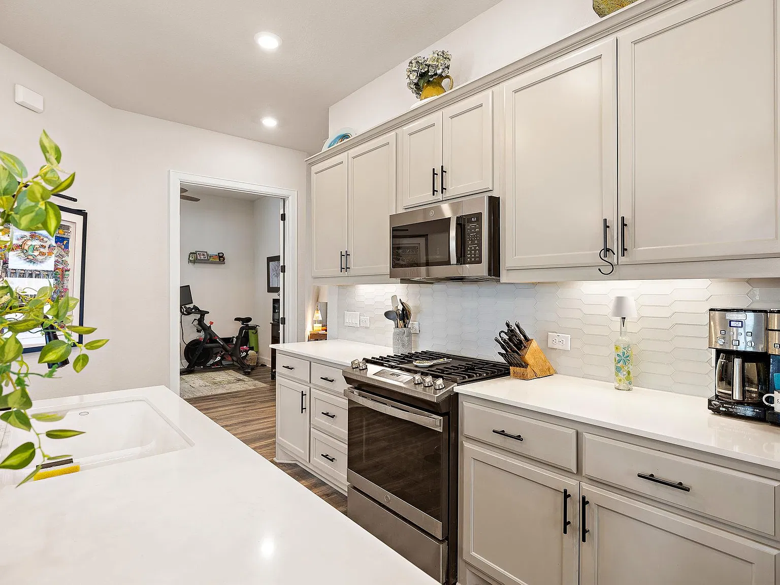 3 bed, 2.0 bath, 1427 sqft, $2,500 — Photo 4
