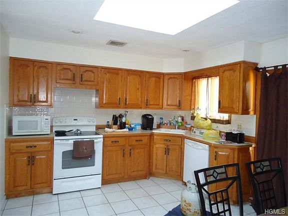 2nd image of 14 Moulton Cir