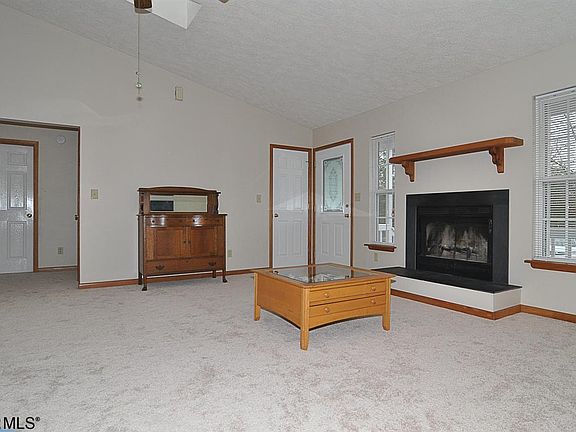 3rd image of 605 Jefferson Dr