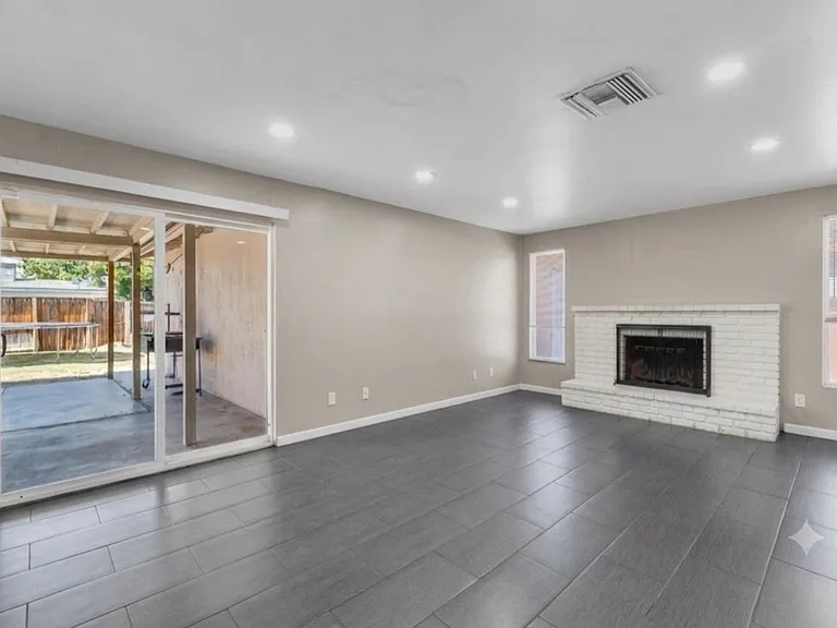 708 White Ln — Photo 2