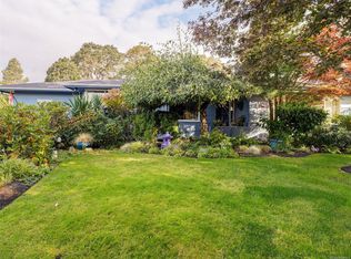 2064 Lansdowne Rd, Oak Bay, BC V8P1B3