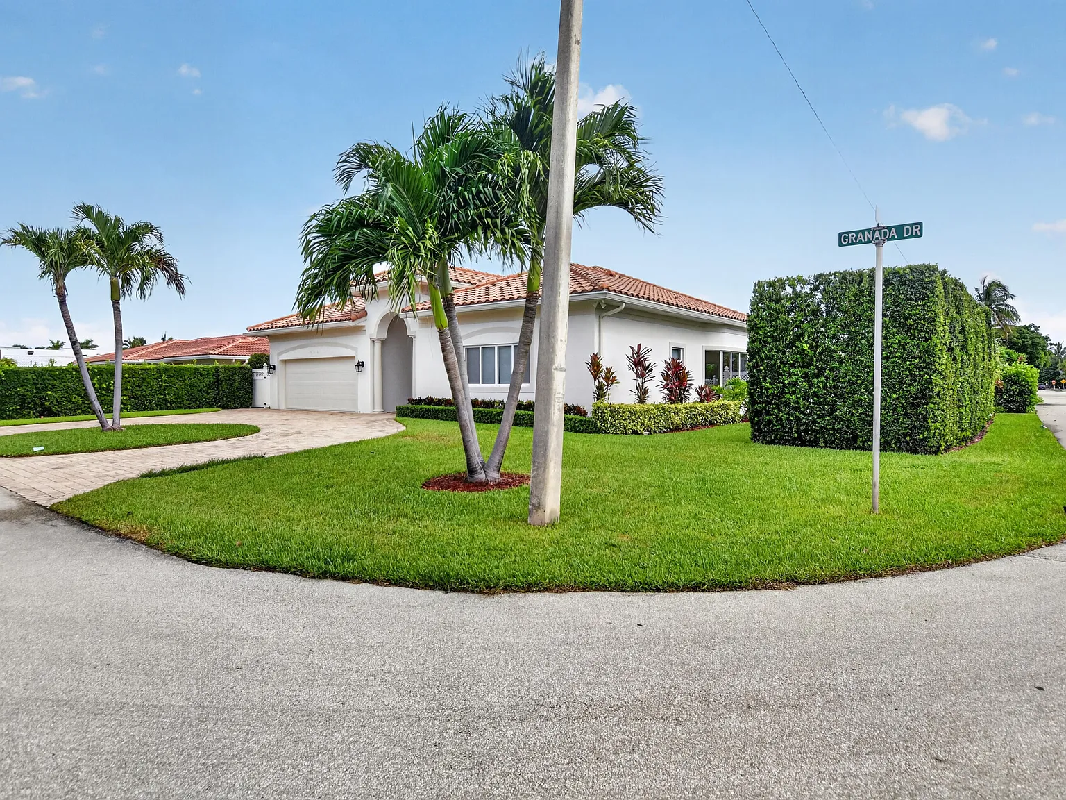 3 bed, 2.5 bath, 1954 sqft, $10,000 — Photo 2