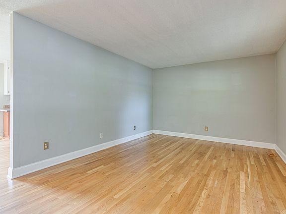 3rd image of 101 Glenrose Cir