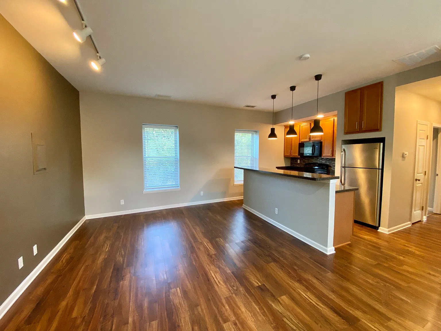 2 bed, 1100 sqft, $1,100 — Photo 1