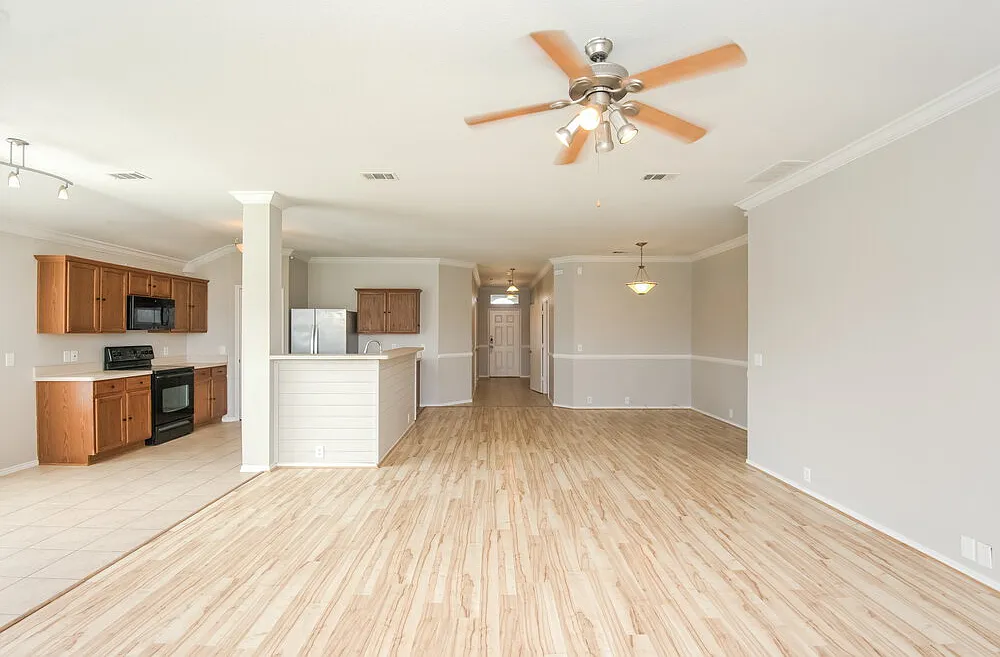 3 bed, 2.0 bath, 1761 sqft, $2,115 — Photo 4