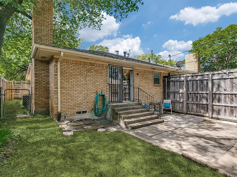 Fenced yard & patio