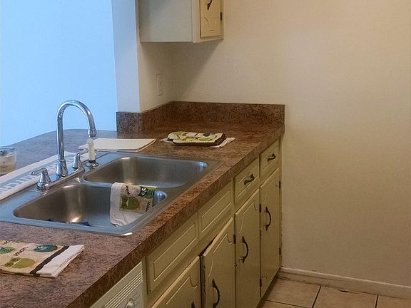 Kitchen with refrg., dishwasher, electric stove, garbage dis