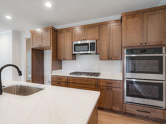 5th image of 285 McLaughlin Dr