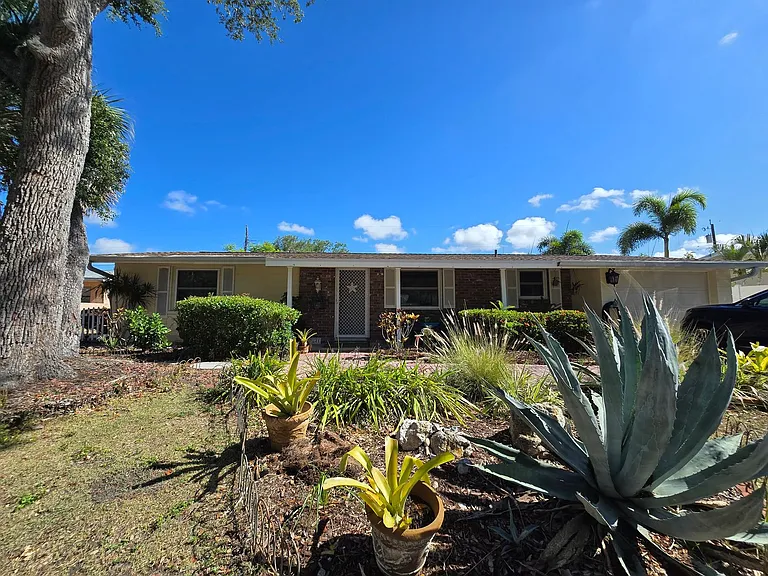 2441 Gulf Gate Dr — Photo 2