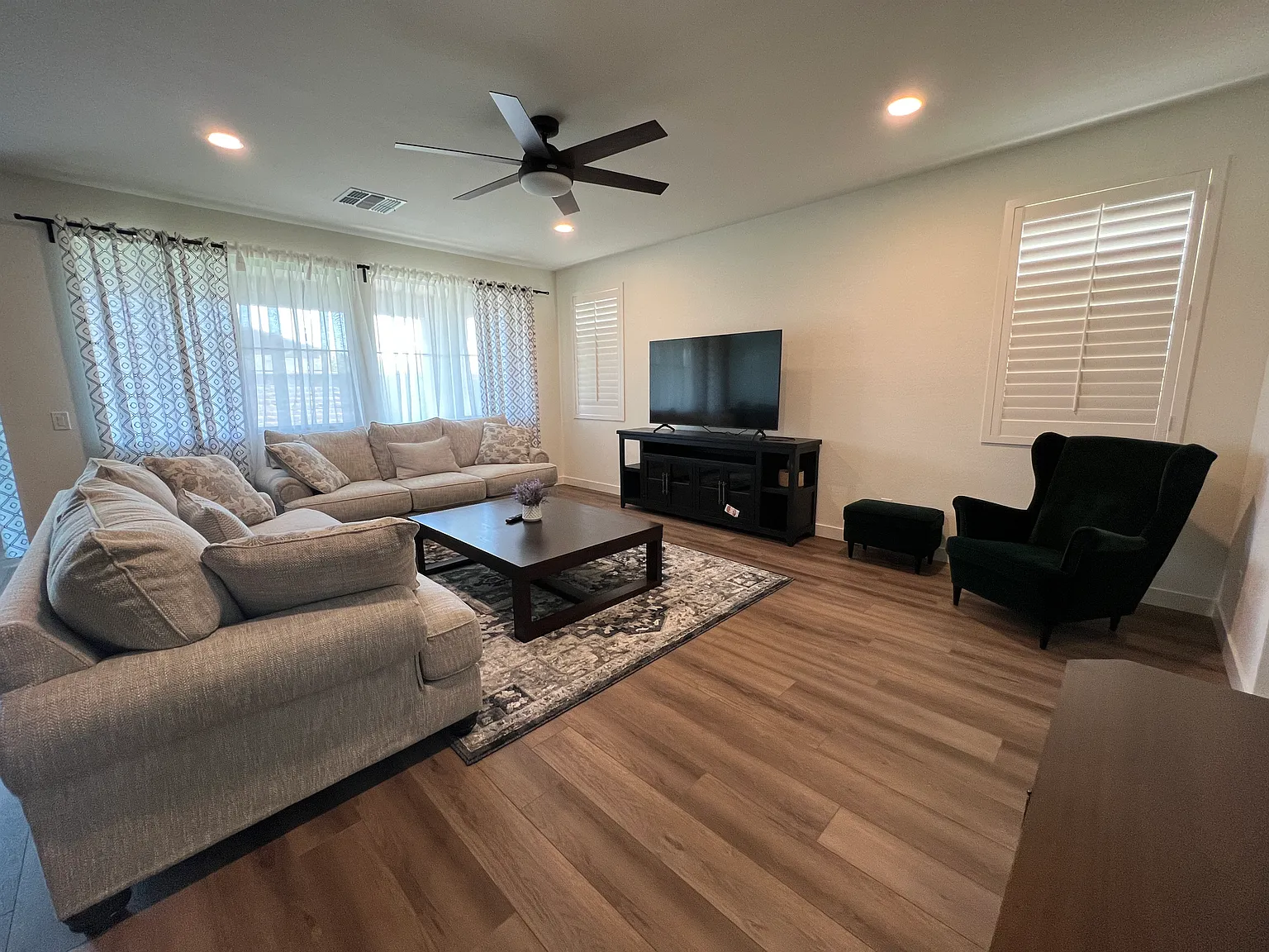 4 bed, 2.5 bath, 2463 sqft, $3,000 — Photo 4