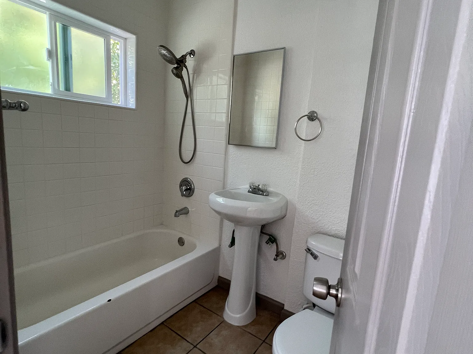 1219 Greenfield Dr — Photo 4