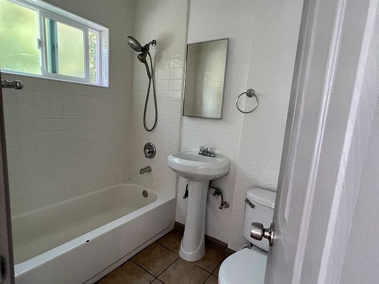 1044 E Grand Ave #A — Photo 8