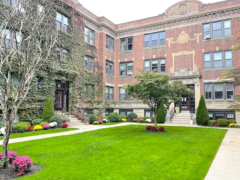 10 Greenway Ct #6 — Photo 1