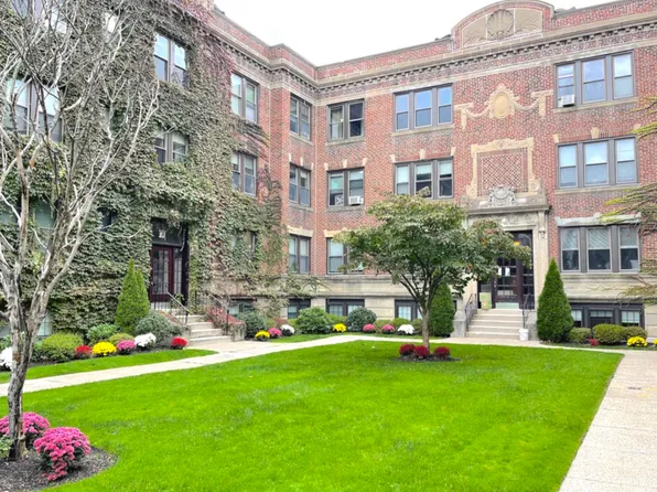 10 Greenway Ct APT 5, Brookline, MA 02446