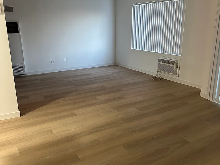 8016 Owensmouth Ave #10 — Photo 2