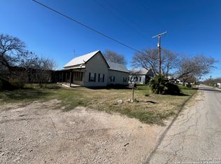312 S Jamison Dr, Devine, TX 78016