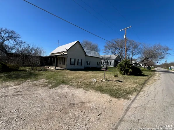 312 S JAMISON DR, Devine, TX 78016