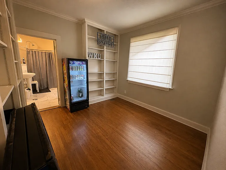 1338 College St — Photo 11