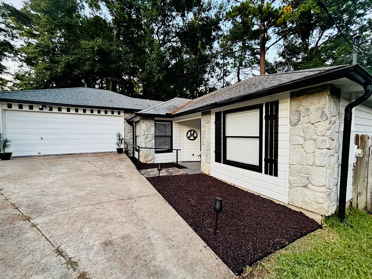 Building Photo - 147 Thunderbird Dr