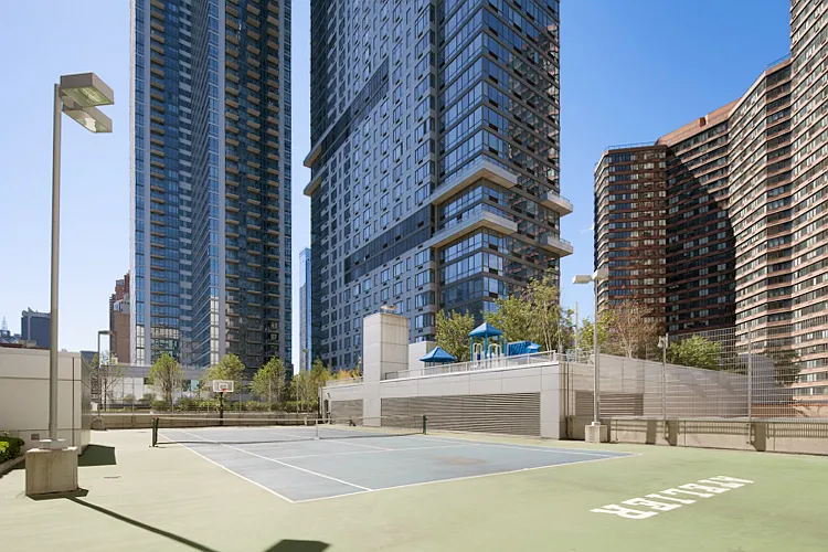 635 W 42nd St #5E — Photo 9