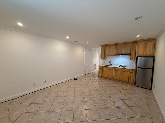 4th image of 1021 Santiago St