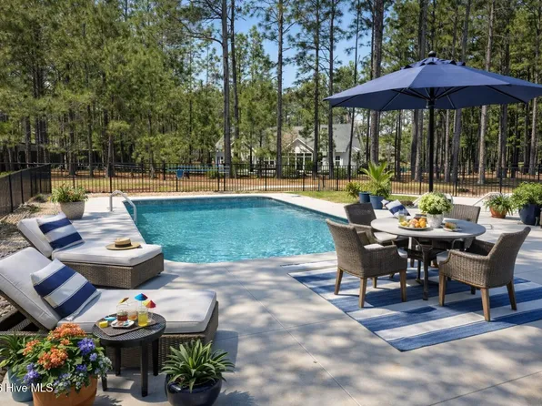 102 Roxburgh Court, West End, NC 27376