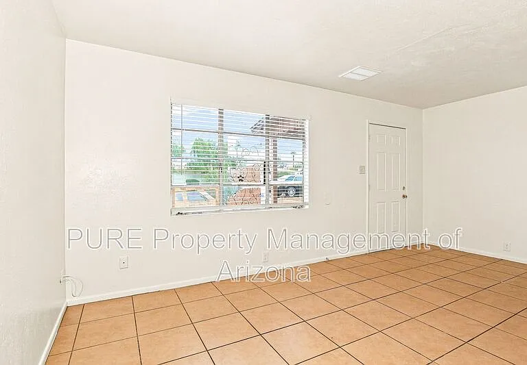 1251 E Rose Ln — Photo 5