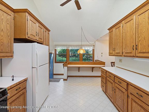 4th image of 4590 Seneca Dr